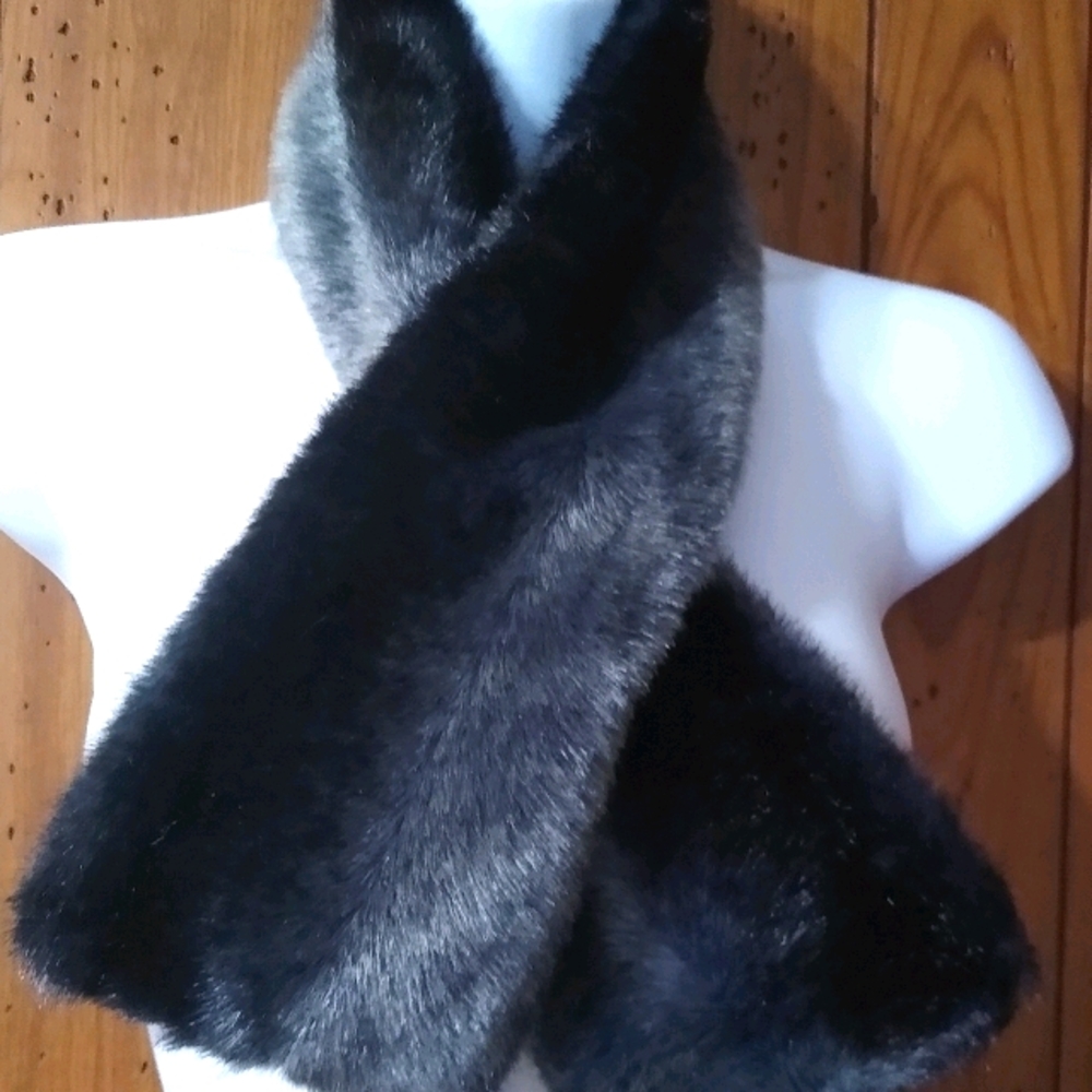 Retro Ben Berger Faux Fur Black/Gray Scarf🧣